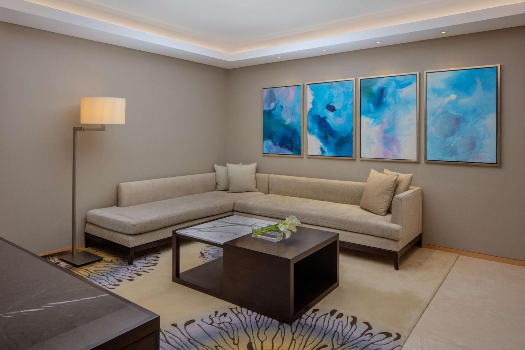 하얏트 리젠시 리야드 올라야 외부 사진 A living room at the Ritz-Carlton, DIFC