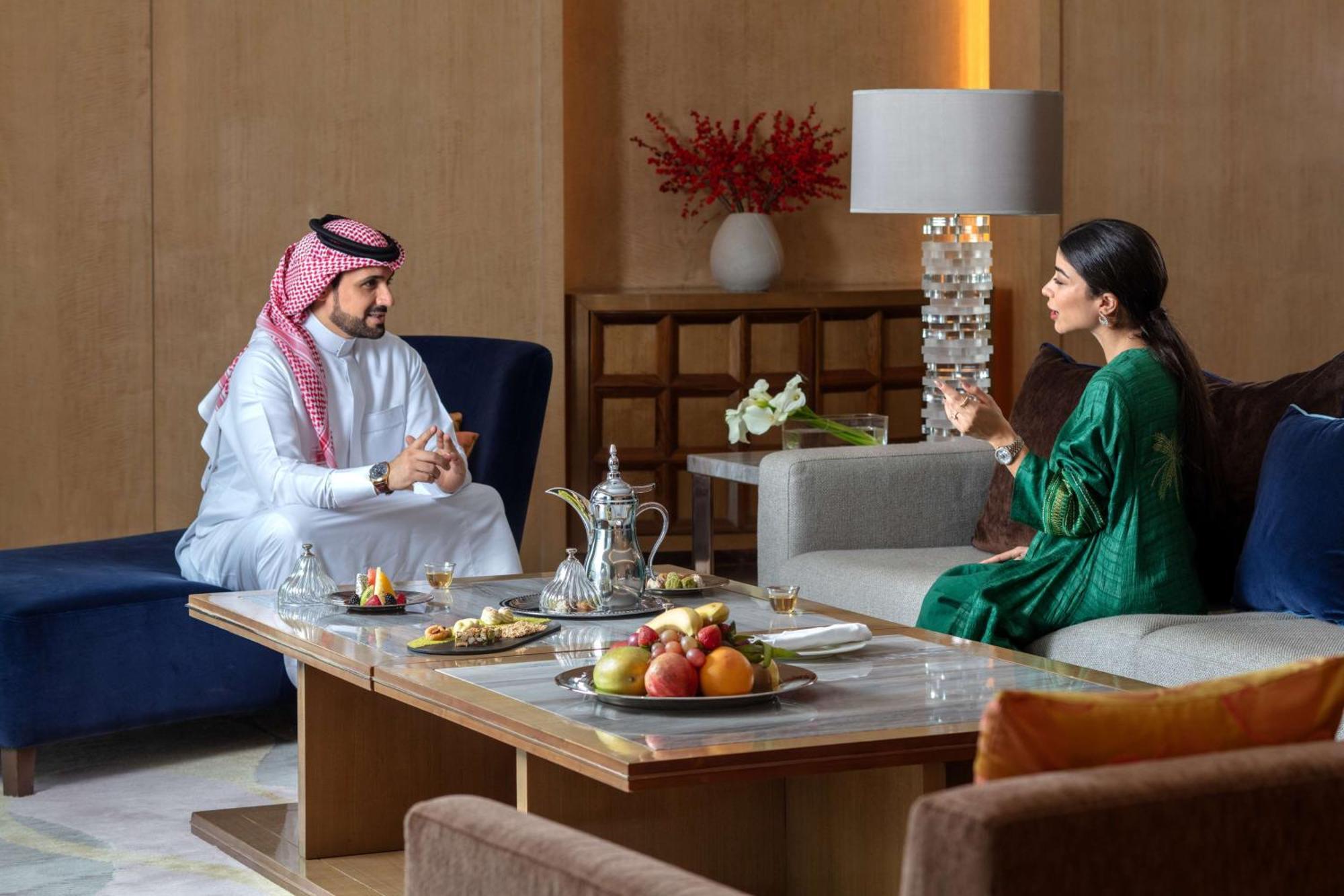 하얏트 리젠시 리야드 올라야 외부 사진 A Saudi Arabian man and woman in traditional dress