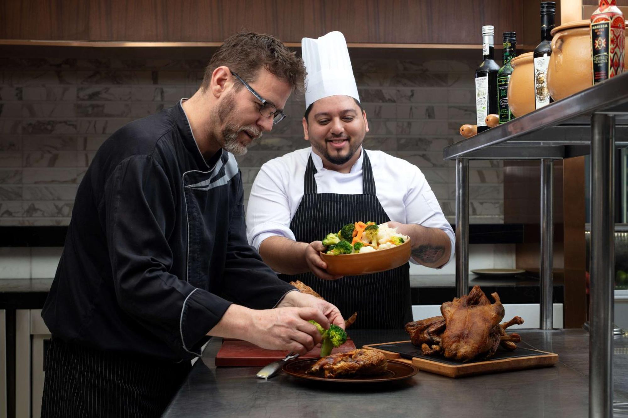 하얏트 리젠시 리야드 올라야 외부 사진 Chef de cuisine (left) and sous-chef (right)