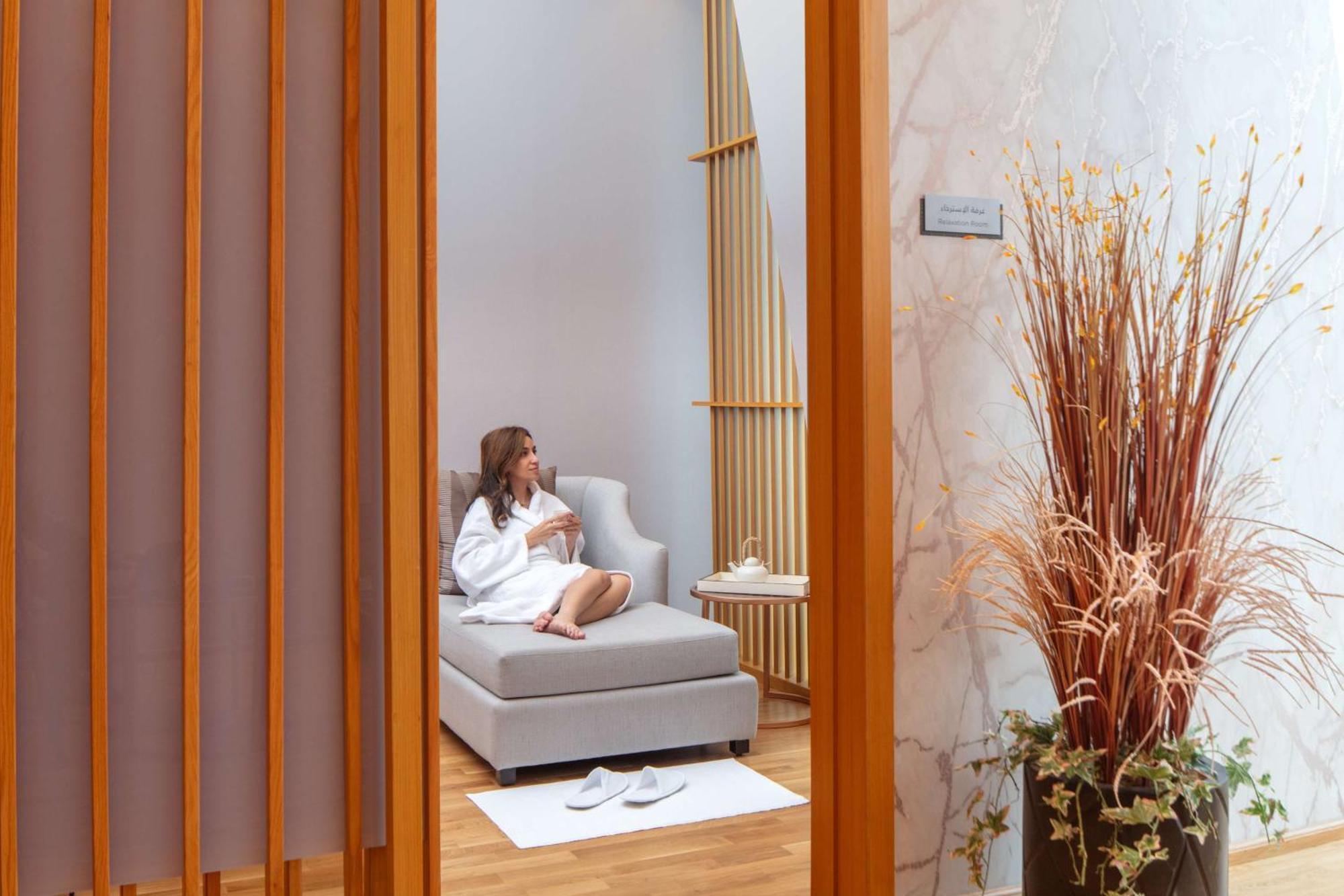 하얏트 리젠시 리야드 올라야 외부 사진 A woman relaxing in a spa