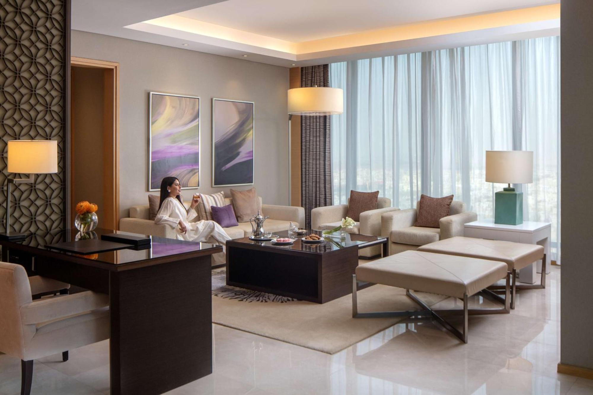 하얏트 리젠시 리야드 올라야 외부 사진 A living room at the Ritz-Carlton, DIFC