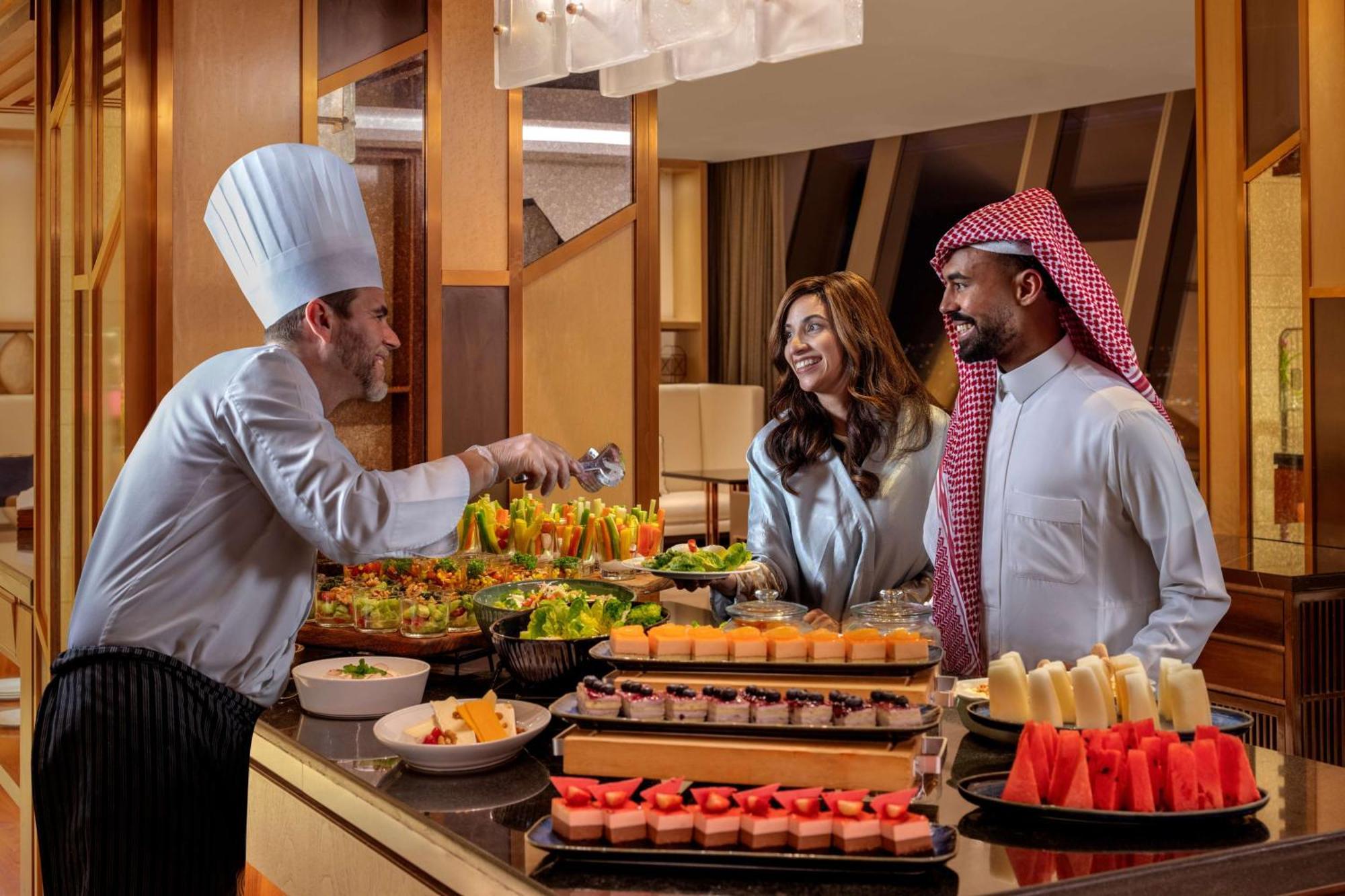 하얏트 리젠시 리야드 올라야 외부 사진 A buffet at a hotel