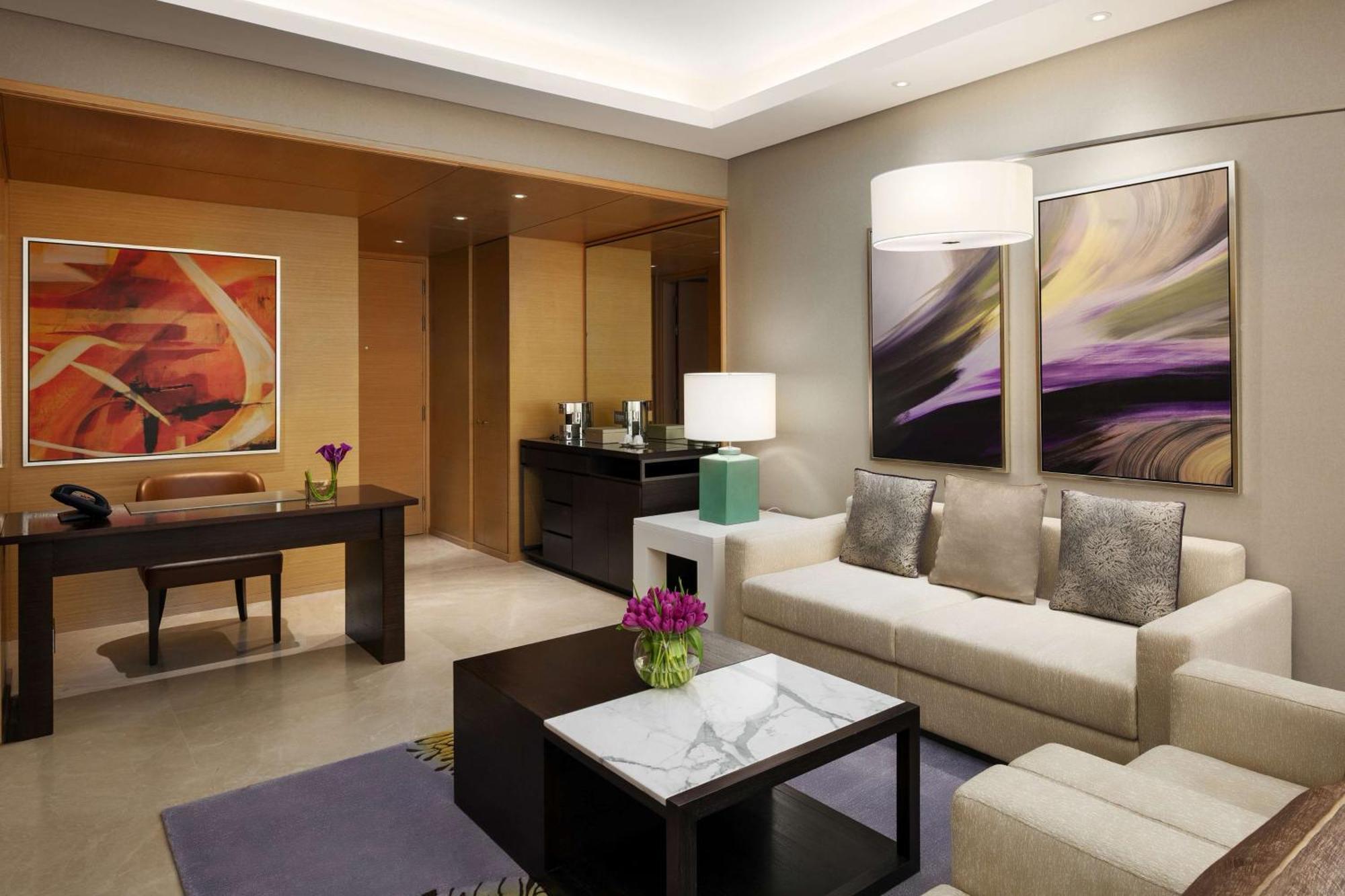 하얏트 리젠시 리야드 올라야 외부 사진 A living room in a suite at the Ritz-Carlton, Dubai