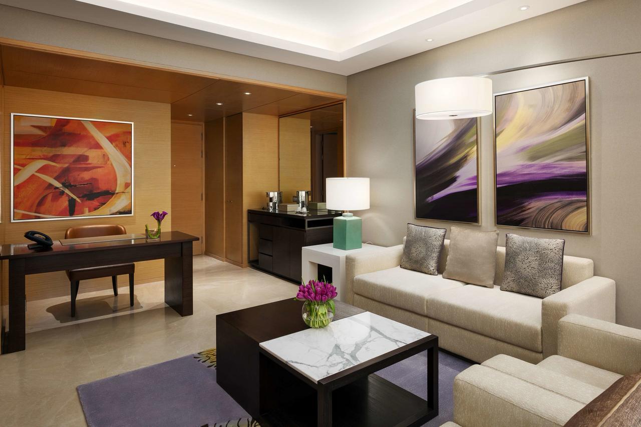 하얏트 리젠시 리야드 올라야 외부 사진 A living room in a suite at the Ritz-Carlton, Dubai